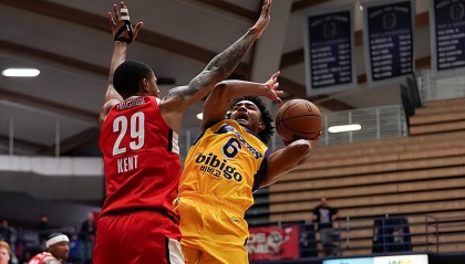 豪取准三双数据，湖人可以考虑用双向合同签下二队的强力得分手？